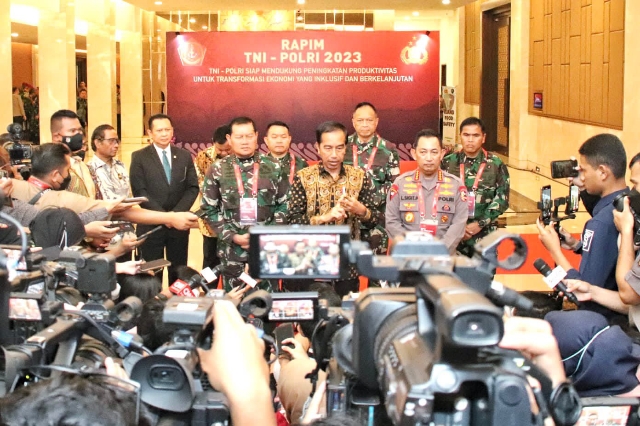 Ketua MPR RI Bamsoet Ingatkan Kesiapan TNI-Polri Hadapi Tantangan Dunia Digital dalam Memberikan Pembekalan Umum Rapim TNI-Polri