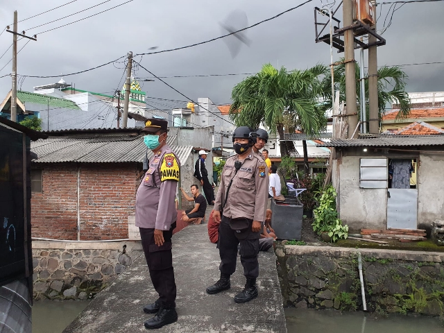 Polsek Tambaksari, Polrestabes Surabaya, melaksanakan Patroli secara Rutin dilokasi yang disinyalir merupakan arena atau Judi Burung Merpati di Gubeng Masjid Surabaya.