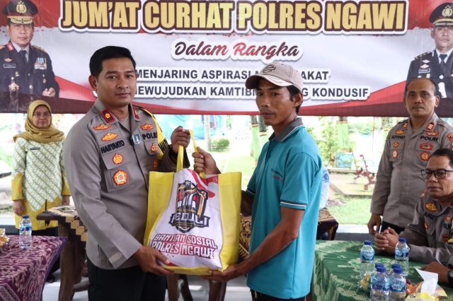 Polres Ngawi Berbagi Paket Sembako di Jumat Curhat
