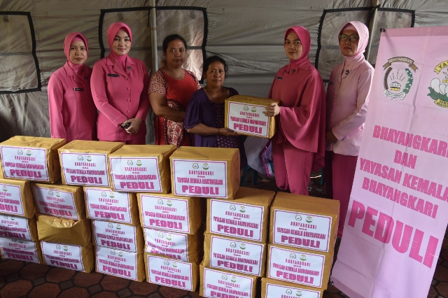 Yayasan Kemala Bhayangkari Jawa Timur Berikan Bantuan Korban Banjir di Bondowoso dalam Tanggap Bencana