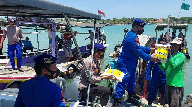Polres Sumenep Berbagi Untuk Warga Nelayan dalam Polisi Peduli Masyarakat