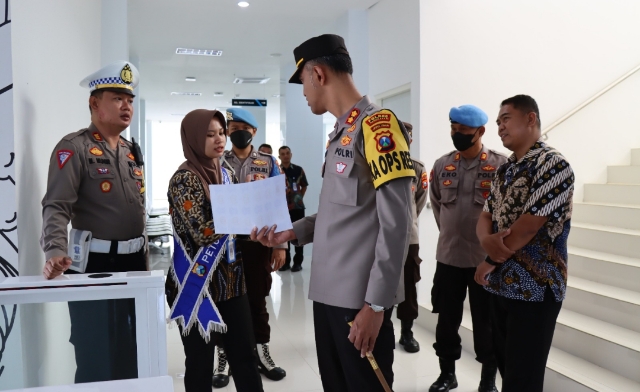Kapolres Pamekasan Cek Pelayanan SIM untuk Memastikan Pelayanan Sesuai Prosedur
