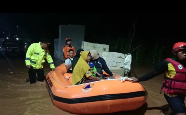 Evakuasi Korban Banjir di Pasuruan dibantu Polisi bersama BPBD