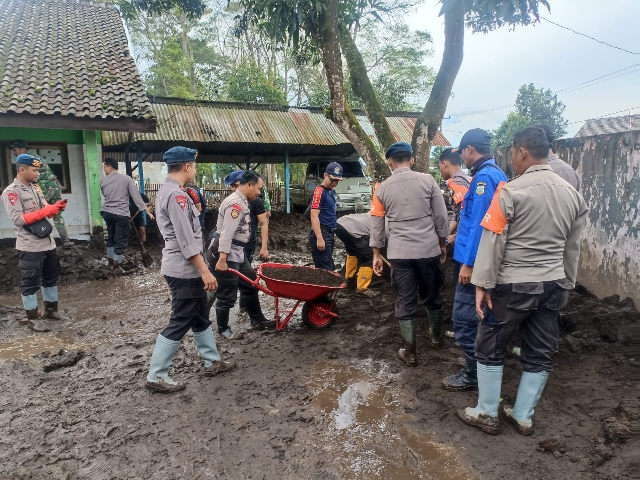 Bukti Sinergi, Polisi Bersama TNI dan Warga Bersih – bersih Pasca Banjir di Bondowoso