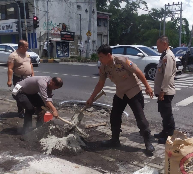 Sinergi Polisi Bersama TNI dan Warga Tambal Jalan Berlubang di Kota Malang Cegah Kecelakaan