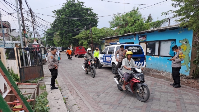 Polsek Tambaksari bersama 3 Pilar Melaksanakan Patroli Rutin Antisipasi Judi Burung Merpati di Karanggayam Surabaya