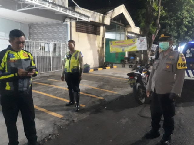 Patroli Rutin dilakukan Anggota Polsek Tambaksari Polrestabes Surabaya dalam Menjaga Kamtibmas serta Antisipasi Kejahatan Jalanan