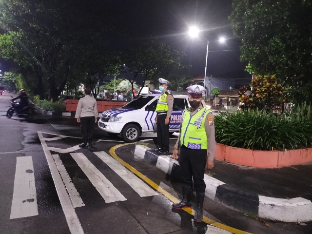 Patroli Rutin Polsek Tambaksari Polrestabes Surabaya dalam Antisipasi Balap Liar dan Tawuran Massal antar Gengster