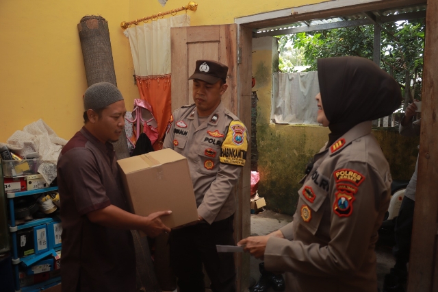 Kembali Polisi Berikan Bantuan Kepada Keluarga Aremania di Jember