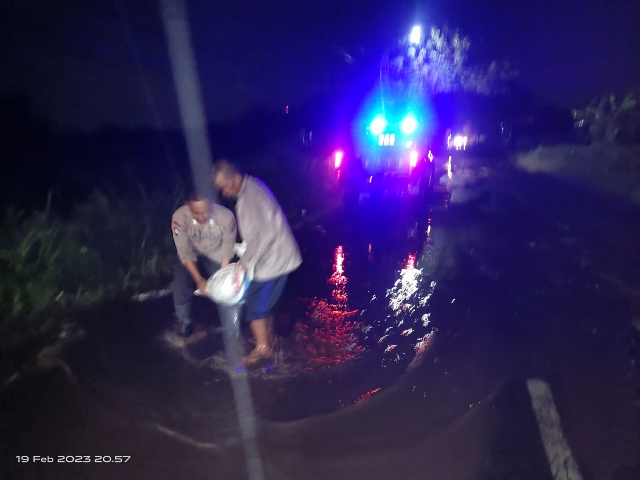 Demi Warga Merasa Nyaman, Polres Gresik Perbaiki Jalan yang Berlubang