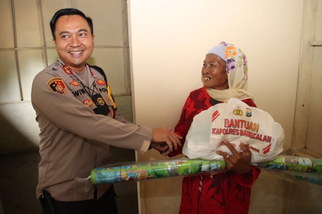 Kapolres Bangkalan Resmikan Bedah Rumah Seorang Nenek di Socah, dalam Polisi Peduli