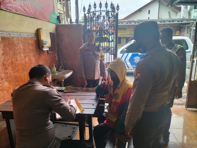 Polsek Tambaksari Polrestabes Surabaya bersama 3 Pilar Melaksanakan Ops Tipiring di Beberapa Titik