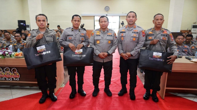 Kapolda Jatim Beri Penghargaan Personel Berprestasi dan Kunjungi Ponpes Tebuireng, dalam Kunker di Jombang