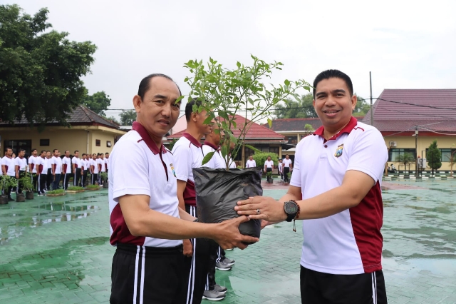Dukung Ketahanan Pangan, Kapolres Magetan Membagikan 2000 Bibit Tanaman