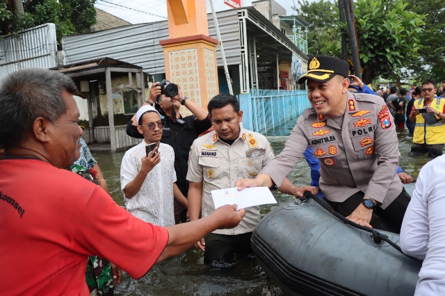 Polres Gresik Sinergitas Bersama Forkopimda dalam Memberikan Bantuan Untuk Warga Terdampak Banjir
