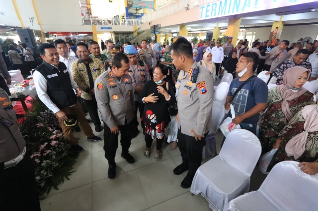 Kapolda Jatim Sampaikan Layanan SIM Tiga Pilar dalam Jumat Curhat di Terminal Purabaya