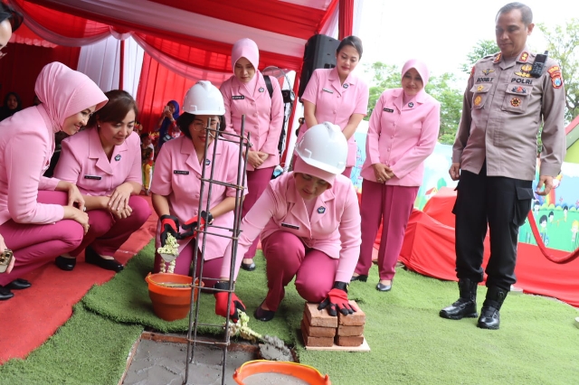 Peletakan Batu Pertama Pembangunan TK Kemala Bhayangkari 66 oleh Ketua Pengurus YKB Daerah Jatim