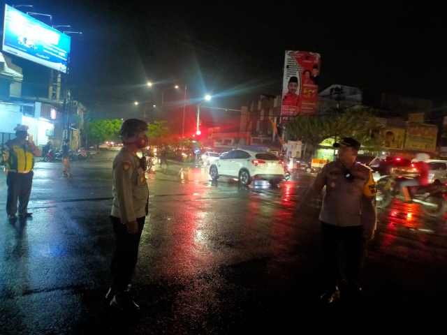 Polsek Tambaksari Polrestabes Surabaya melaksanakan Ops Malam dalam Antisipasi Kejahatan Jalanan dan Kenakalan Remaja