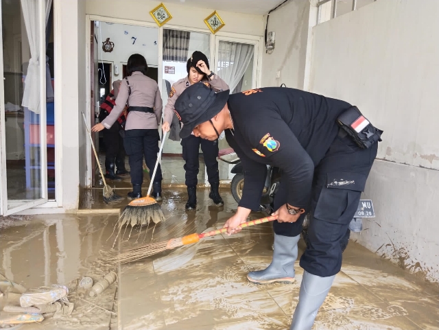 Polisi Bantu Membersihkan Rumah Warga Terdampak Banjir di Gresik, Tanggap dalam Bencana