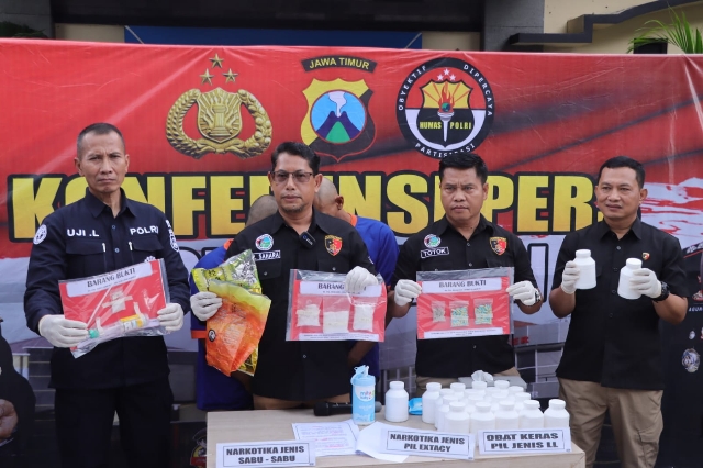 Dua Tersangka Pengedar dari Ratusan Ribu Pil Dobel L Diamankan oleh Anggota Polres Kediri dalam Ungkap Kasus Narkoba