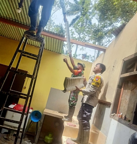 Polisi Bersama TNI Bantu Benahi 90 Rumah Rusak Akibat Angin Kencang di Banyuwangi