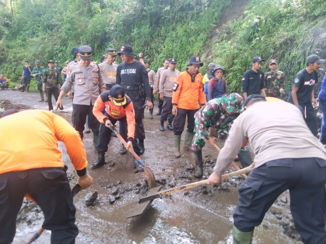 TNI – Polri Di Ponorogo Bersihkan Tanah Longsor dengan Gerak Cepat
