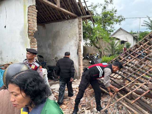 Polres Jember Bantu Penanganan Akibat Angin Puting Beliung dengan Gercep 