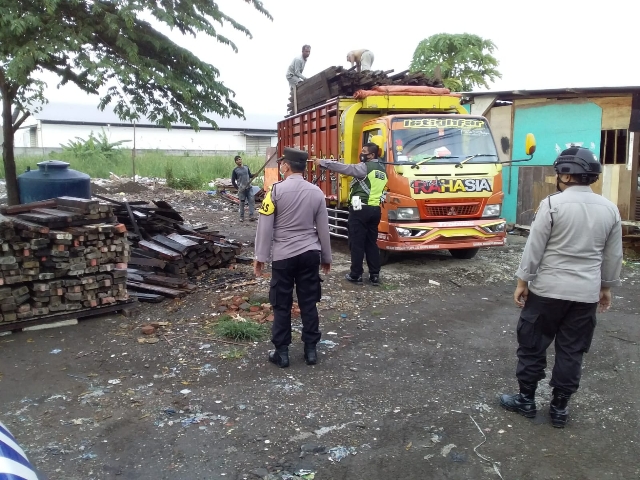 Polsek Tambaksari bersama 3 Pilar melaksanakan Patroli Rutin Antisipasi Judi Burung Merpati di Ploso Surabaya