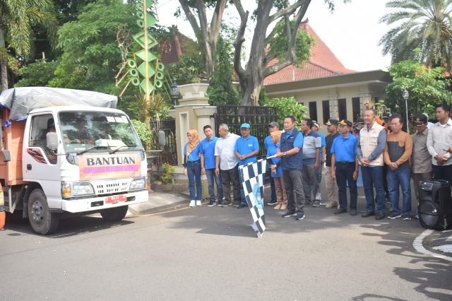 Bupati Yes Berangkatkan 10 Armada Bantuan Sembako Banjir Lamongan