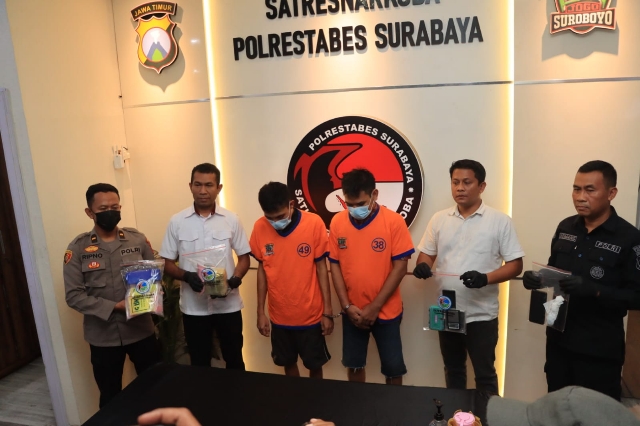 Kakak Beradik Kurir 1 Kg Sabu Diamankan Anggota Satresnarkoba Polrestabes Surabaya dalam Ungkap Kasus Peredaran Narkoba