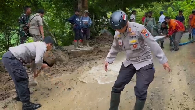 Terjunkan Tim Bersihkan Material Longsor di Silo dilakukan Polres Jember