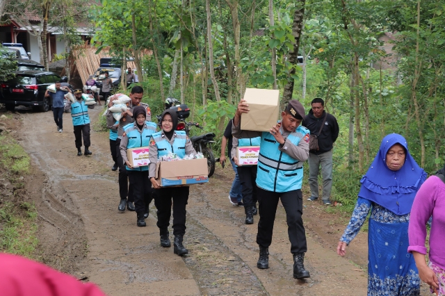 Polres Ponorogo Salurkan Bantuan Sembako dan Terjunkan Tim Trauma Healing Untuk Korban Bencana Tanah Retak