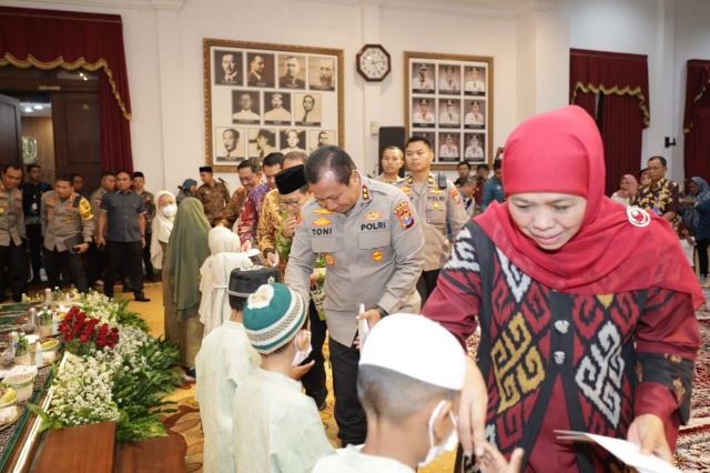 Gelar Silaturahmi dan Pemberian Bantuan Keluarga Korban Kanjuruhan dilakukan Kapolda Jatim dengan Mendampingi Gubernur 