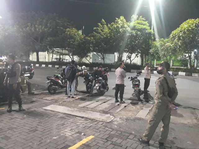 Polsek Tambaksari bersama 3 Pilar Melaksanakan Patroli Malam dalam Antisipasi Kejahatan Jalanan