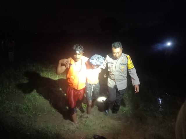 19 Warga Terjebak di Sungai Brantas dengan Gerak Cepat Berhasil Diselamatkan Polisi Bersama TNI dan BPBD