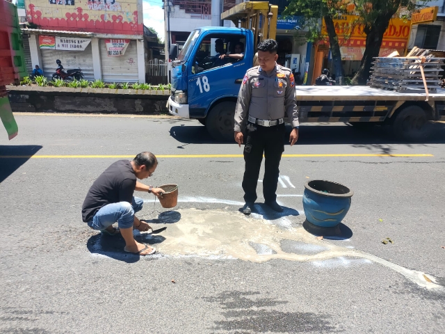 Polisi di Malang Tambal Jalan Berlubang Bersama Warga bukti Peduli Keselamatan Masyarakat