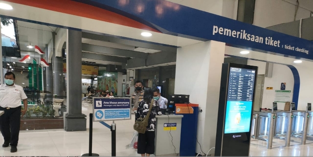 Polsek Tambaksari Polrestabes Surabaya Melaksanakan Kegiatan Sambang dan Patroli Rutin dengan Mendatangi Stasiun Kereta Api Gubeng