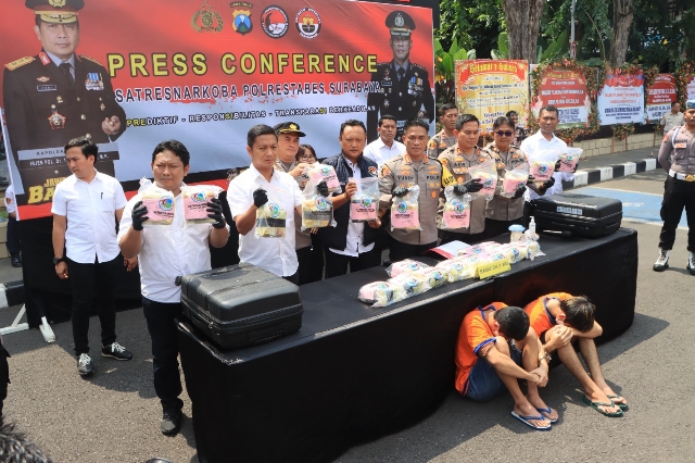 24 Kg Sabu Berhasil Disita dari Kurir dalam Mengungkap Narkoba Jaringan Jawa-Sumatera saat Press Conference di Polrestabes Surabaya