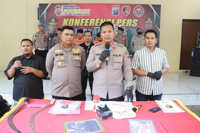 Dua Pemuda Bersajam yang Viral di Medsos berhasil Diamankan Anggota Polresta Sidoarjo