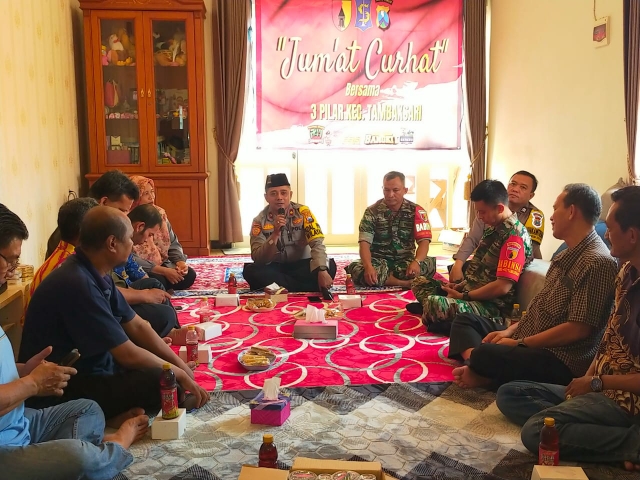 Polsek Tambaksari bersama 3 Pilar Melaksanakan Kegiatan Jumat Curhat di Balai RW.01 Kel. Dukuh Setro Surabaya