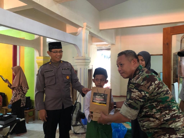Dalam Jumat Curhat, Polres Bondowoso Melayani Khitan Massal Gratis