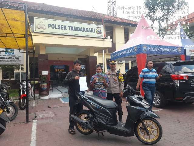 Polsek Tambaksari Polrestabes Surabaya Mengembalikan Barang Bukti Sepeda Motor kepada Pemilik