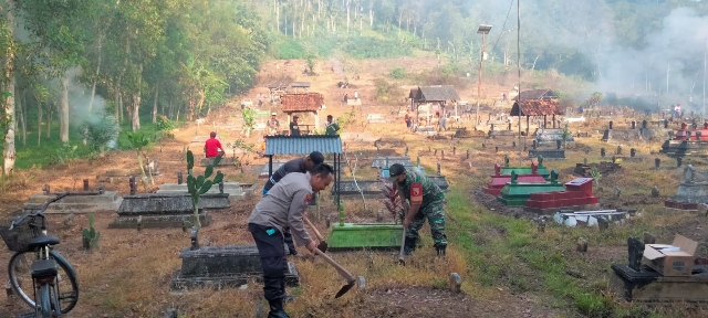 Polres Tulungagung Bersihkan Makam Umum Jelang Ramadhan bersama 3 Pilar