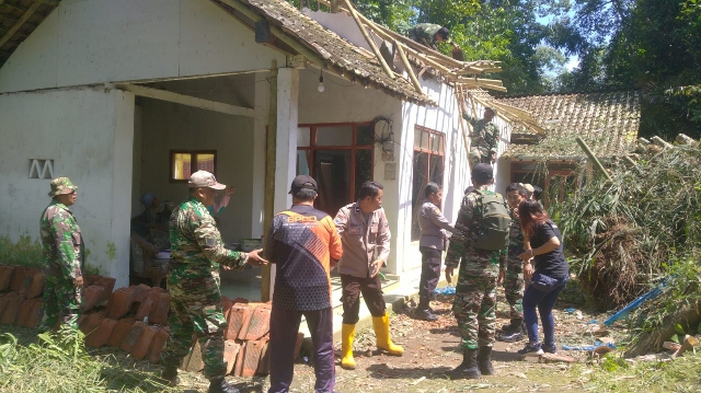 Polisi Bersama TNI dan Warga Perbaiki Rumah Pasca Angin Puting Beliung di Bondowoso dengan Kompak