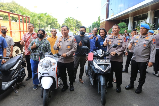 Kapolda Jatim Serahkan Kendaraan Bermotor Kepada Para Korban Curanmor