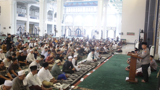 Beri Himbauan Kamtibmas Saat Jum’at Curhat di Masjid Agung Surabaya oleh Kapolda Jatim