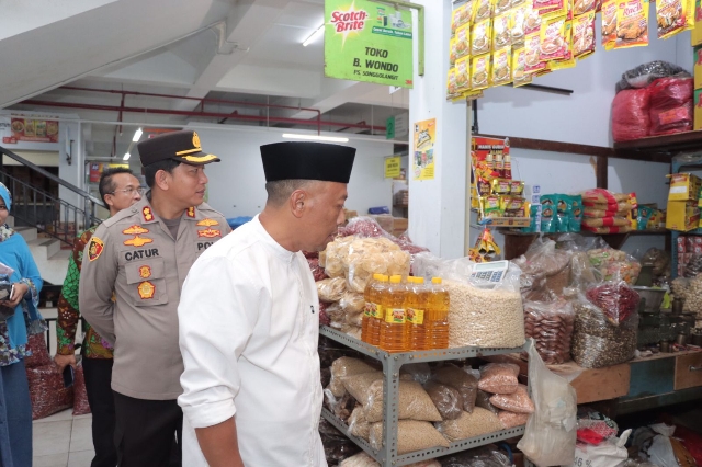 Kapolres Ponorogo Bersama Bupati Sidak Bahan Pokok di Pasar Legi pada Awal Ramadhan