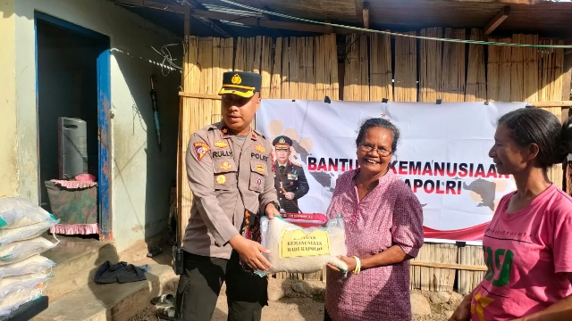 Kapolri Salurkan 50 Ton Beras untuk Masyarakat Ende dan Maumere