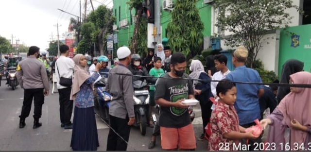 Polsek Tambaksari Memberikan Rasa Aman Kepada para Penjual Takjil di Bulan Ramadhan