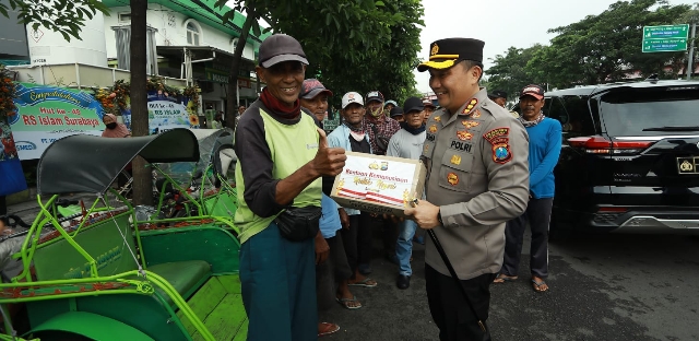 Polrestabes Surabaya Bagikan 500 Paket Sembako dalam Peduli Sesama